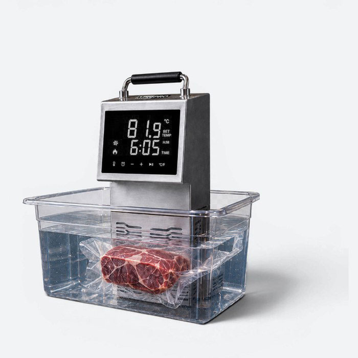 Sous vide em recipiente com alimento embalado
