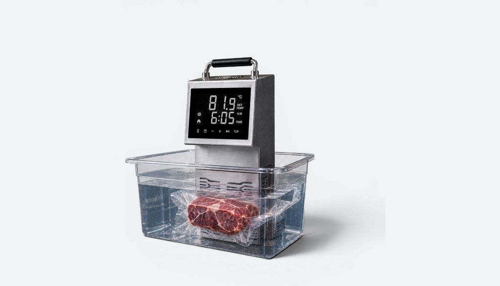 Termocirculador Sous Vide MarcPRO em recipiente com água