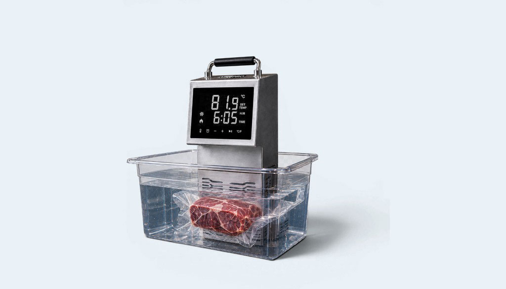 Termocirculador Sous Vide MarcPRO circulando água ao redor do alimento embalado